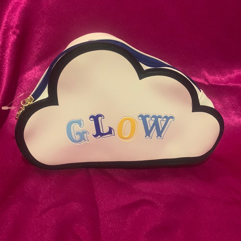 New cloud cosmetics case “glow”